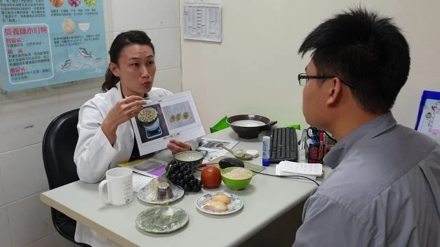 翻轉教案_營養職類-糖尿病患者認識醣類食物份量(回覆示教)-1